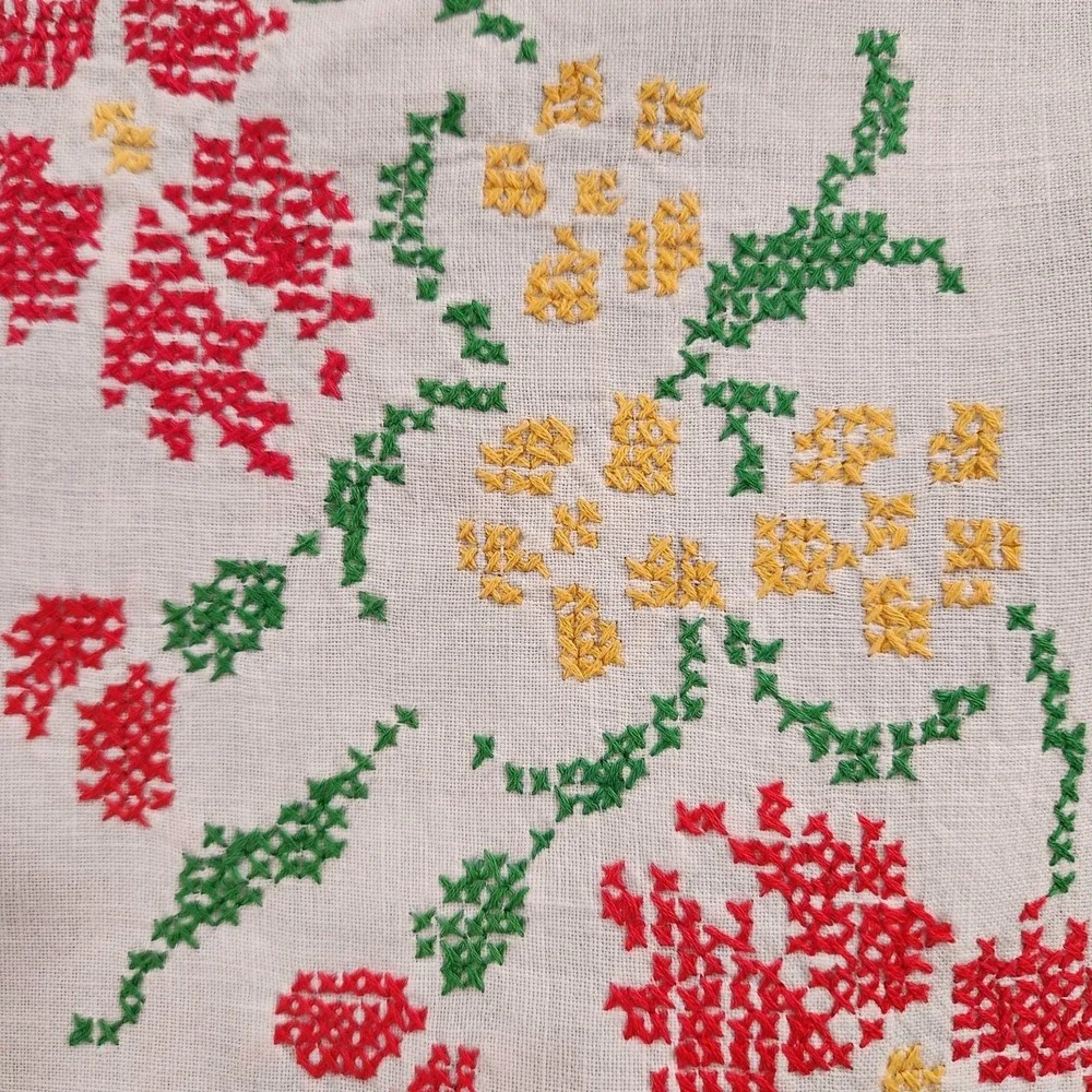 Vintage Tablecloth Hand Made Embroidered Floral Crochet Lace Trim Cottage 32x35